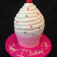 specialty-cake-big-cupcake